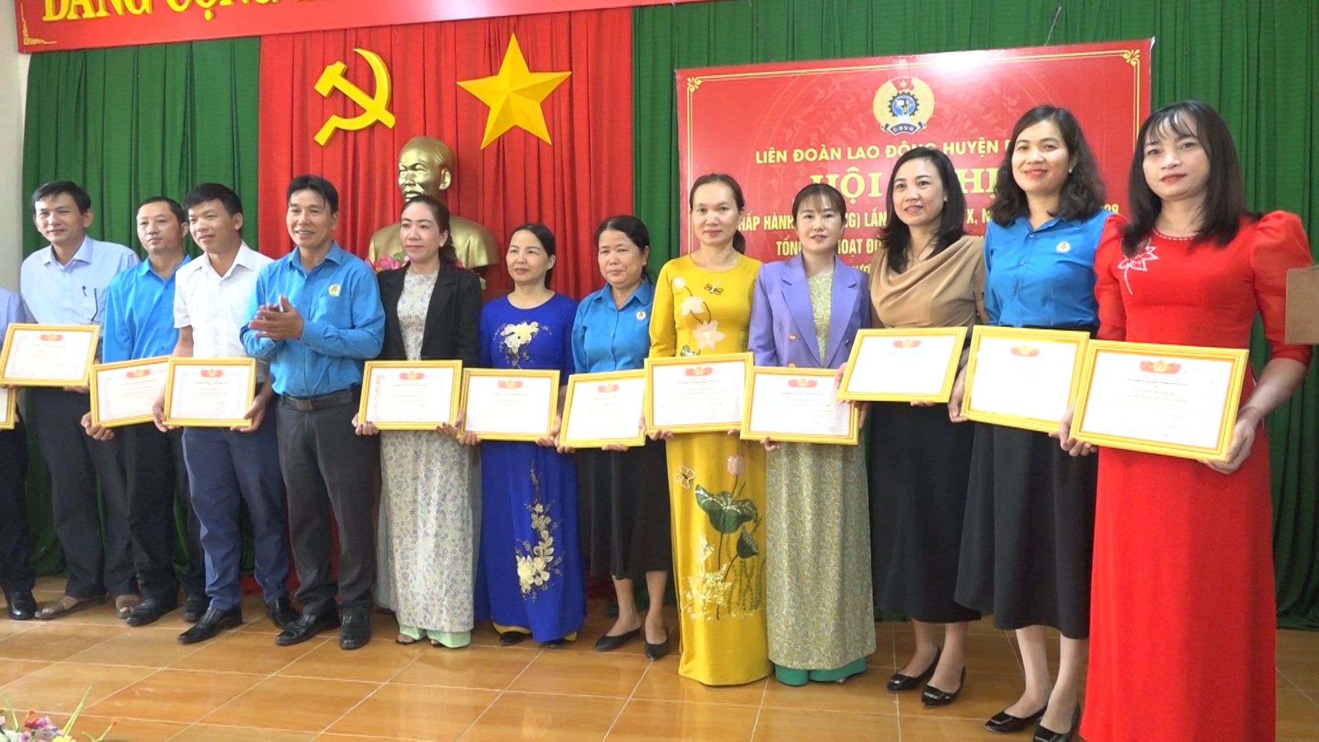 LĐLĐ huyện trao giấykhen cho các tập thể và cá nhân có thành tích xuất sắc trong năm 2023